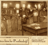 76692 Afbeelding van enkele beambten van de P.T.T. in het Stationspostkantoor (Stationsplein) te Utrecht tijdens het ...